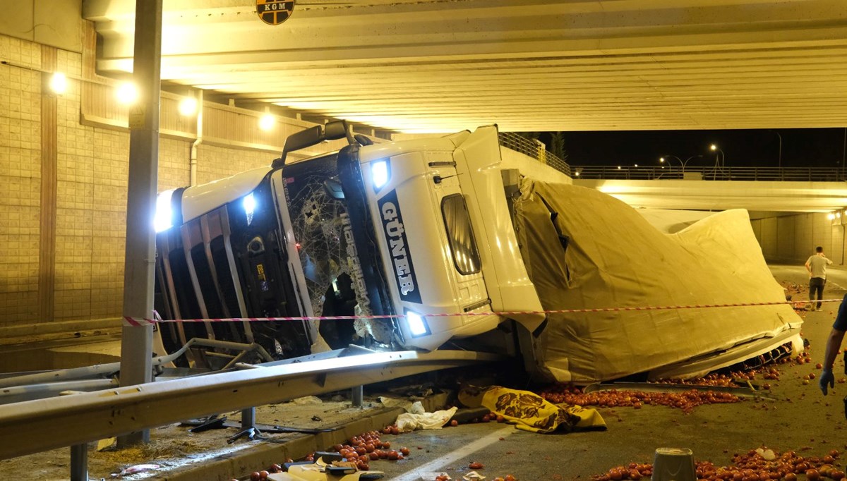Konya'da devrilen TIR'ın sürücüsü hayatını kaybetti Konya'da devrilen TIR'ın sürücüsü hayatını kaybetti