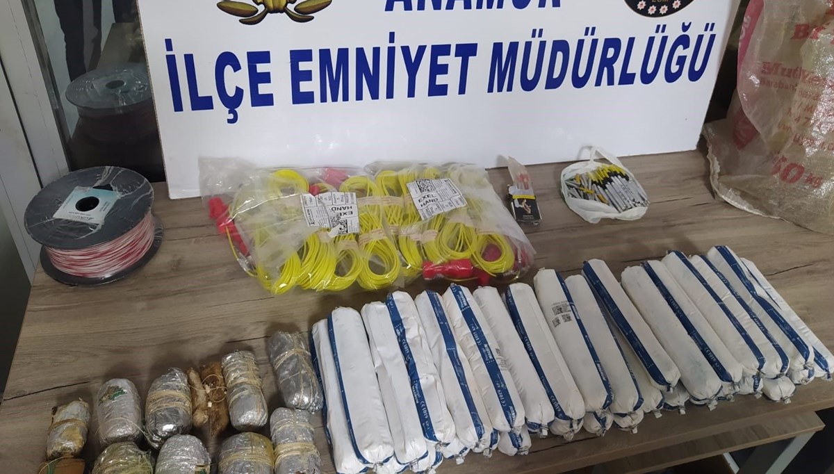 Mersin'de 19 kilo dinamit ele geçirildi: 2 gözaltı Mersin'de 19 kilo dinamit ele geçirildi: 2 gözaltı