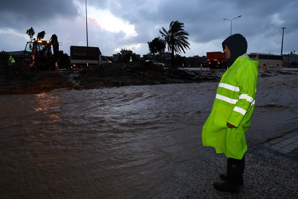 Manavgat'ta yoğun yağış etkili oldu, yollar göle döndü - 9