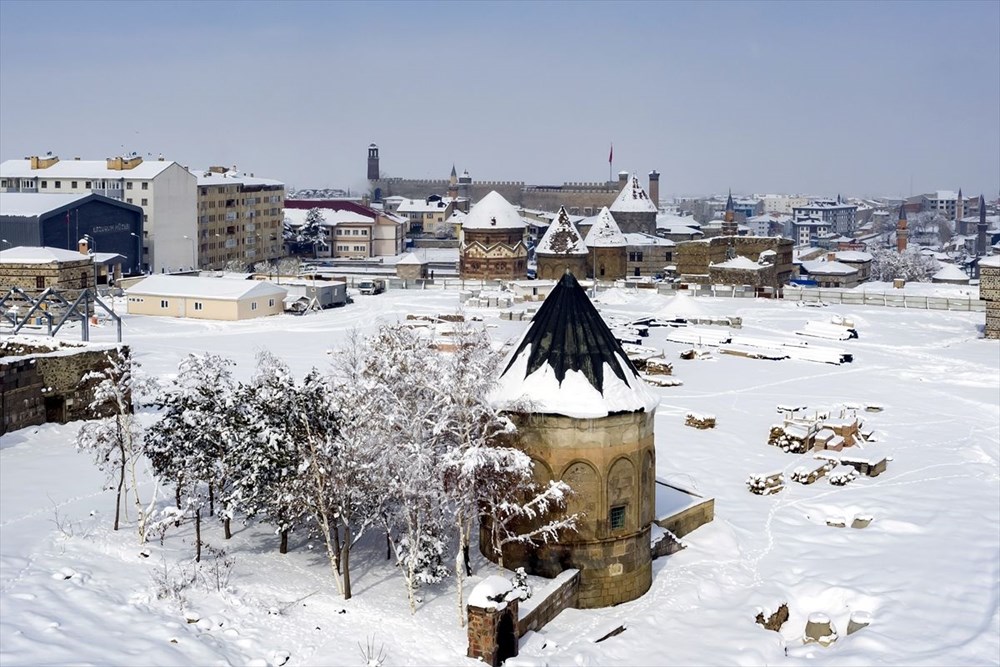 Doğu'nun "kış cenneti" Erzurum gündüz bembeyaz, gece ise ışıl ışıl - 12