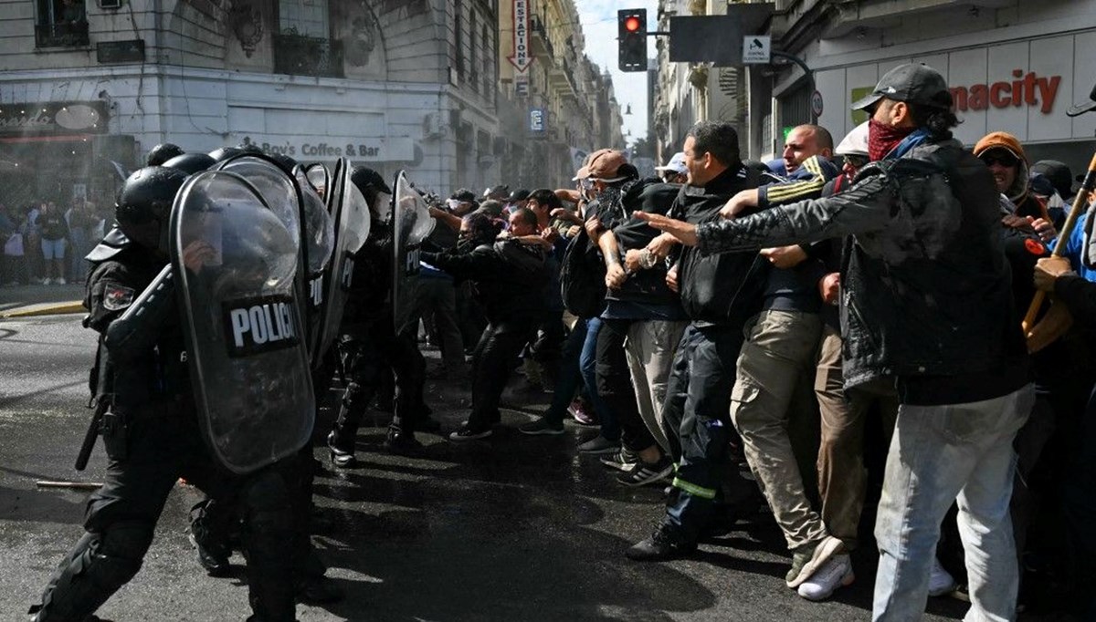 Arjantin'de hükümet karşıtı protestolarda 12 kişi gözaltına alındı Arjantin'de hükümet karşıtı protestolarda 12 kişi gözaltına alındı