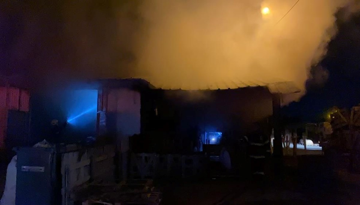Palet dükkanında yangın: Dumanlar gökyüzünü sardı Palet dükkanında yangın: Dumanlar gökyüzünü sardı