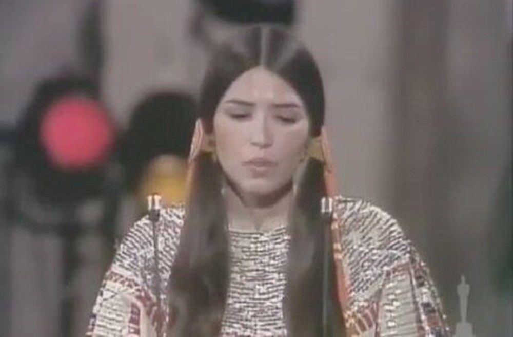 Marlon Brando yerine Oscar'ı reddetmek üzere sahneye çıkan Sacheen Littlefeather Akademi'den 50 yıl sonra gelen özrü kabul etti - 6