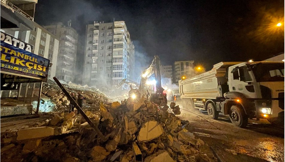 Şanlıurfa'da ağır hasarlı bina çöktü