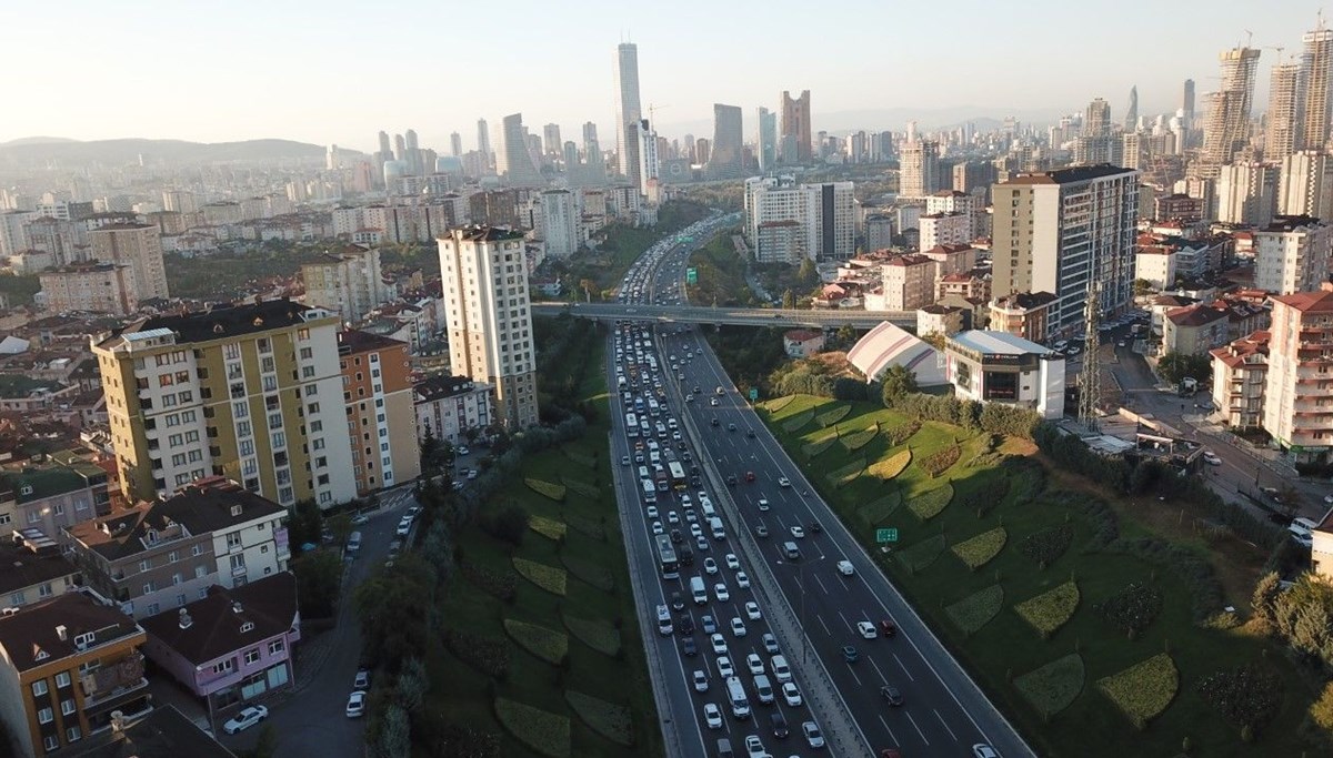 Trafik kazası TEM trafiğini kilitledi