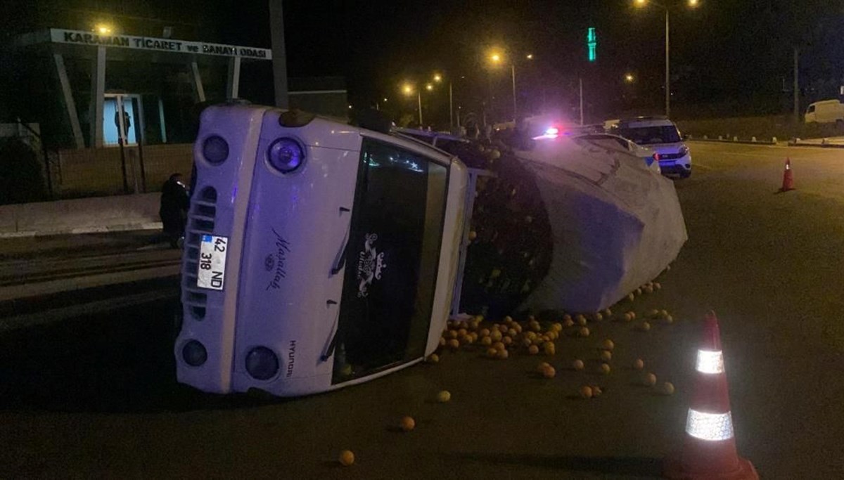 Narenciye yüklü kamyonet devrildi: Sürücü ölümden döndü