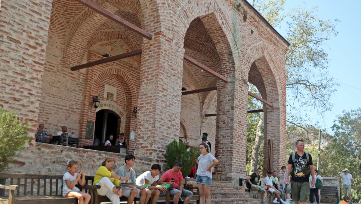 793 yıllık cami mimarisiyle dikkat çekiyor! Her gün yüzlerce turist akın ediyor 793 yıllık cami mimarisiyle dikkat çekiyor! Her gün yüzlerce turist akın ediyor