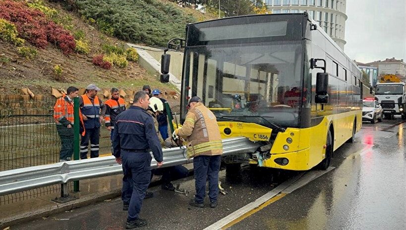 Kadıköy'de İETT otobüsü bariyere saplandı