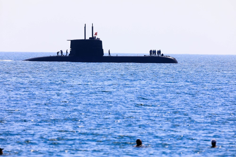 Turkish Submarine Seen On Konyaaltı Beach Surprised Tourists - 5