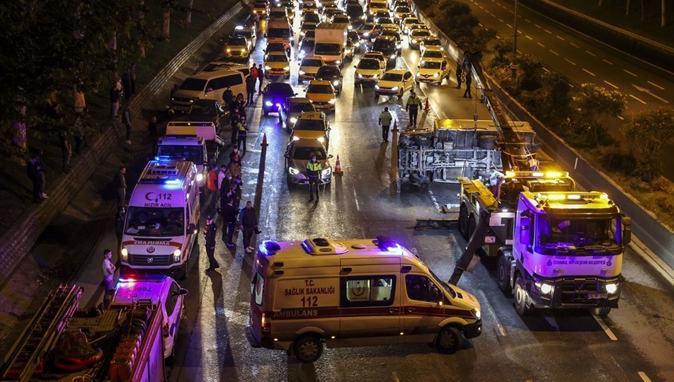 Makas atarken zincirleme kazaya neden oldular: 5 yaralı