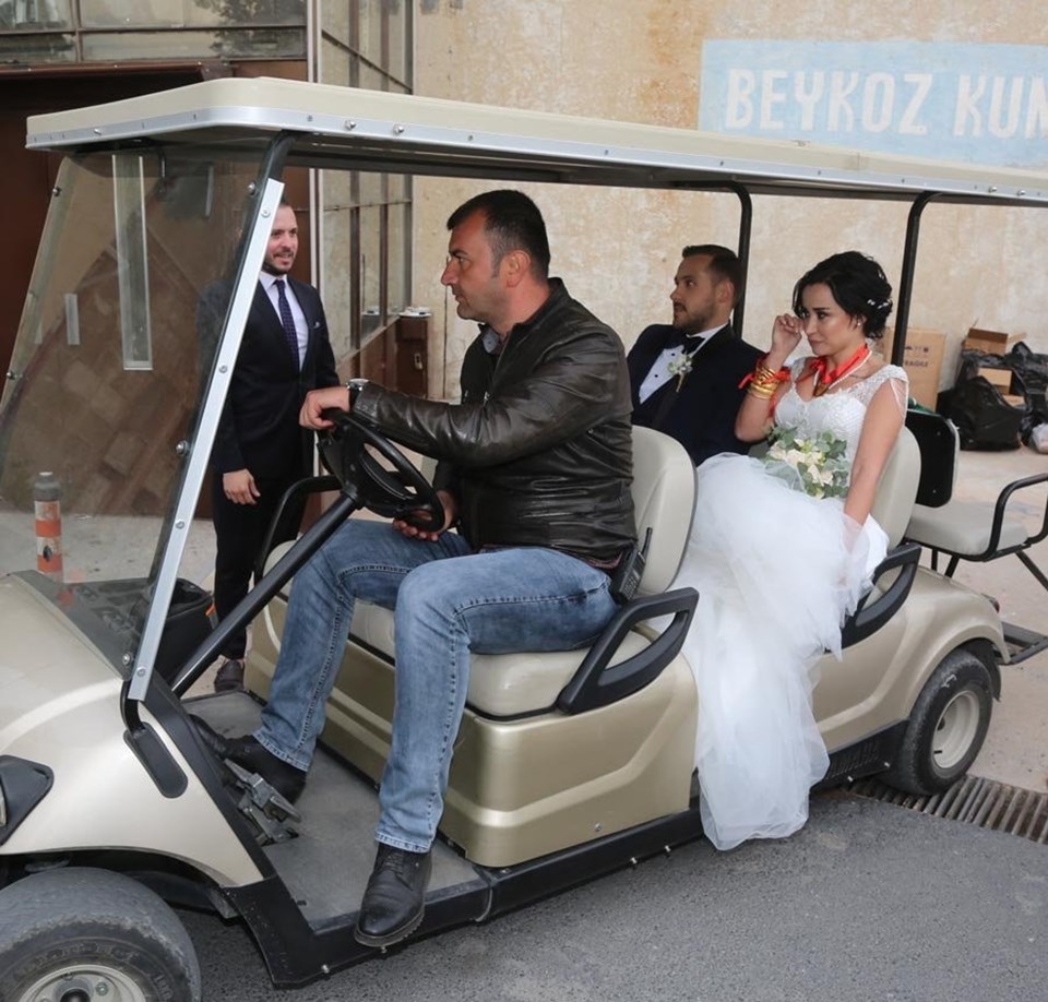 Ümit Erdim ile Seda Çınar evlendi (Gelin aracı golf arabası oldu) - 1