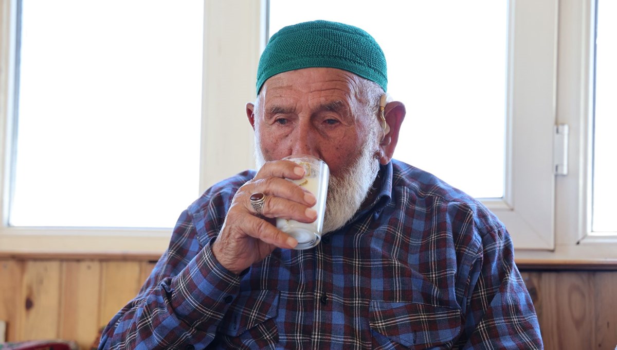 95 yaşındaki Mahmut dedenin uzun ömür sırrı bu besinde: Her gün kaşık kaşık yiyormuş