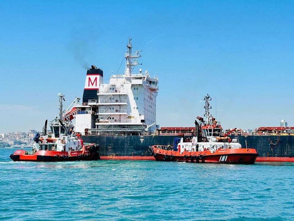 İstanbul Boğazı'nda karaya oturan yük gemisi kurtarıldı - 1