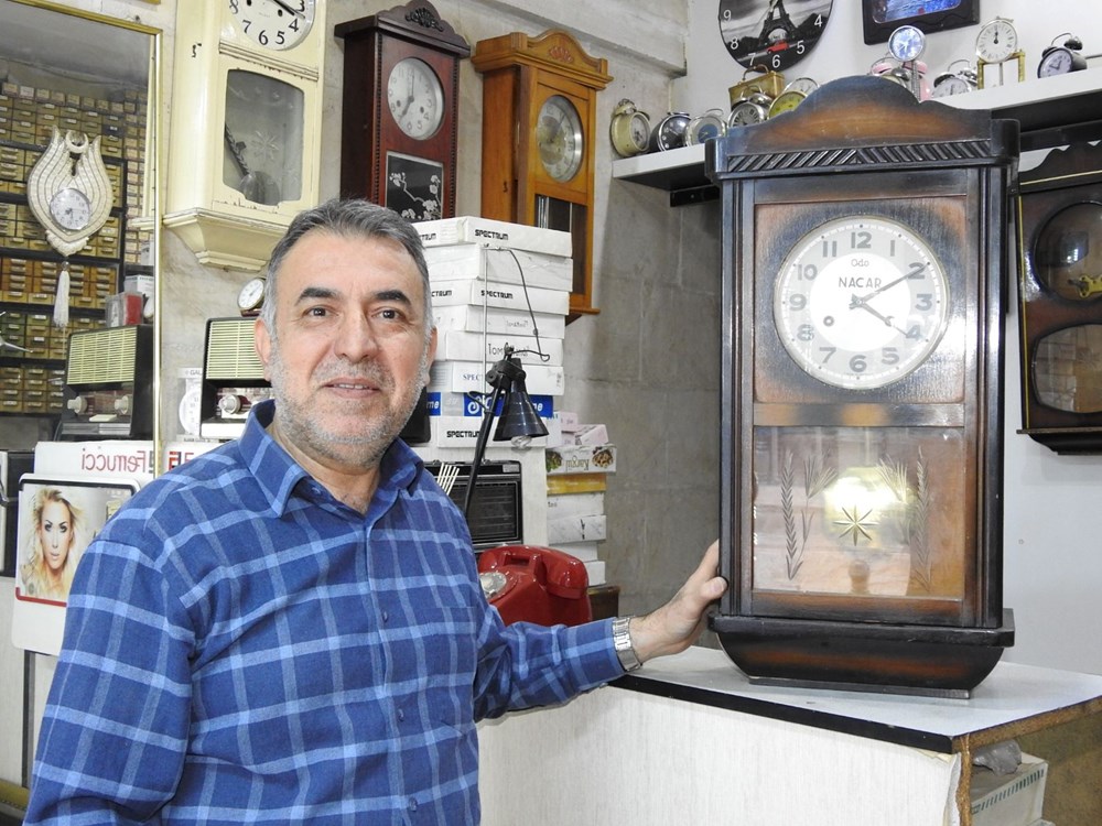10 metrekarelik dükkanında mesleğini yaşatıyor: Tarihe tanıklık etmiş saatleri tamir ediyor 74 n4tO8ZisbEyHu3P2c ZEdg