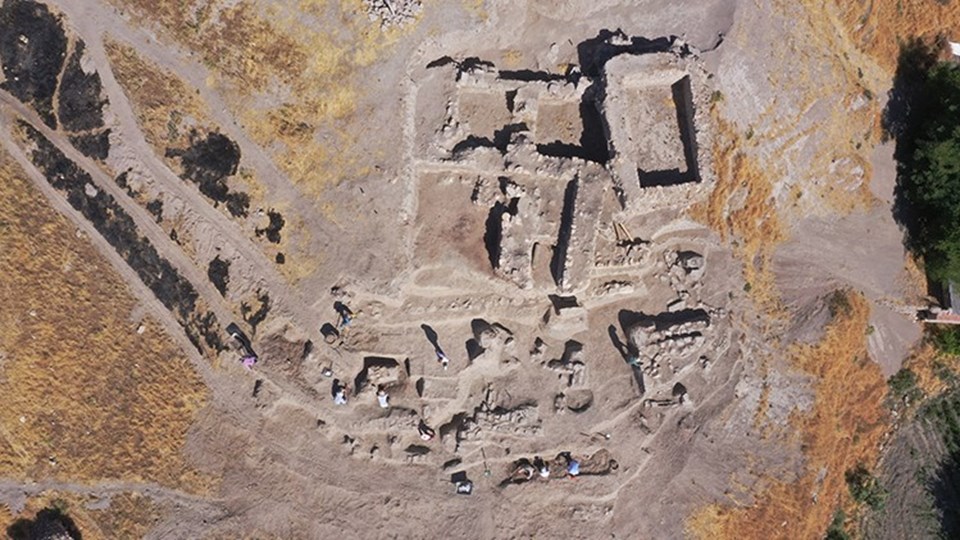 Elazığ'daki Tadım Kalesi ve Höyüğü'nde 6 bin yıllık tapınak alanı bulundu - 1
