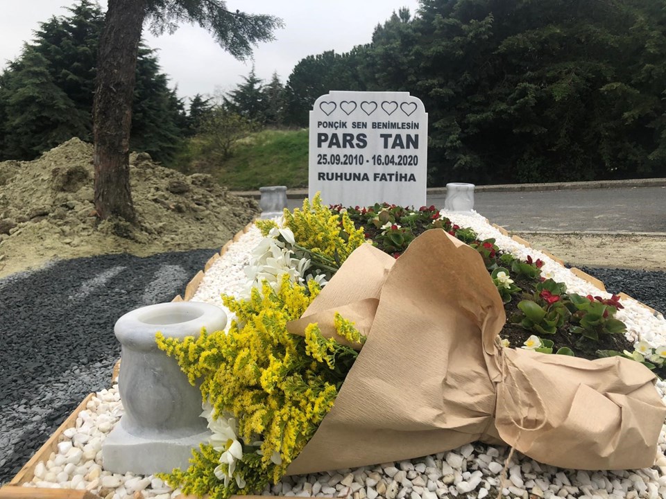 Ebru Şallı'dan oğlunun mezarına çiçek ve bileklik - 1