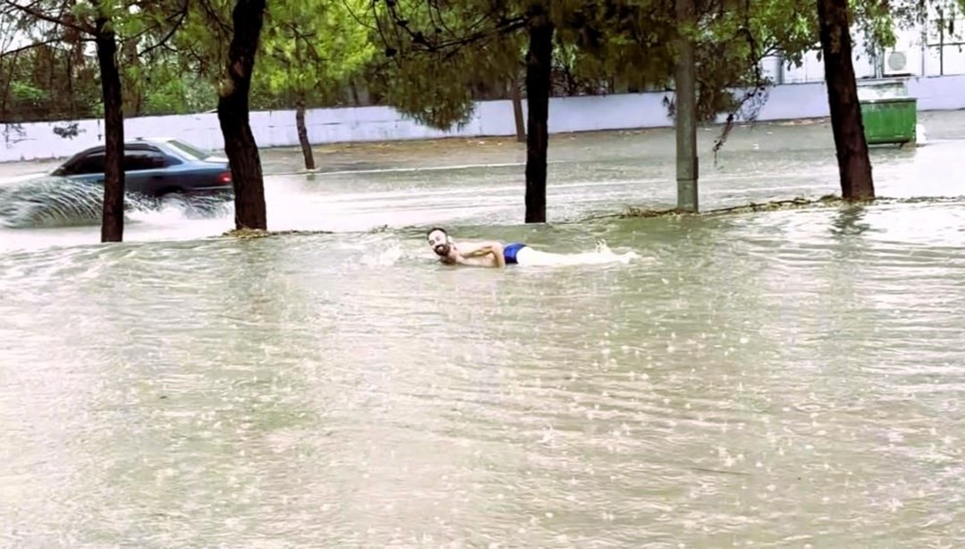 Caddeler göle döndü, tepki gösterip yolda kulaç attı