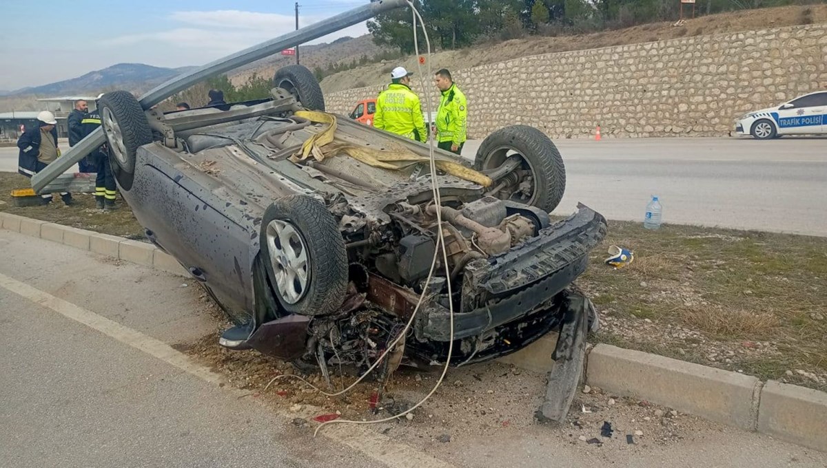 Çorum'da aydınlatma direğine çarpıp takla atan sürücü ağır yaralandı