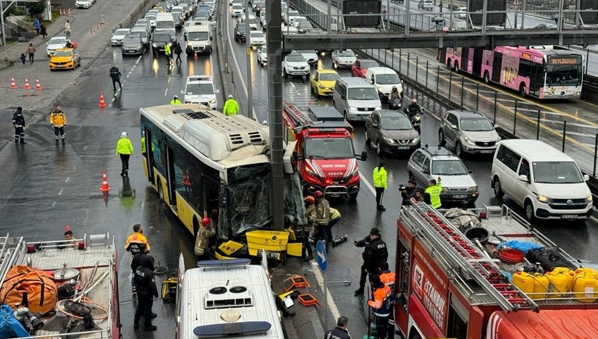 Esenyurt’ta İETT otobüsü direğe çarptı: 8 yaralı