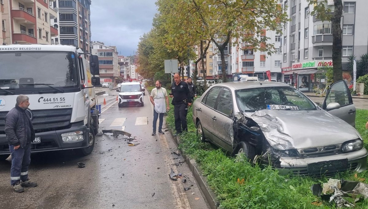 Otomobil çöp kamyonuna çarptı Otomobil çöp kamyonuna çarptı