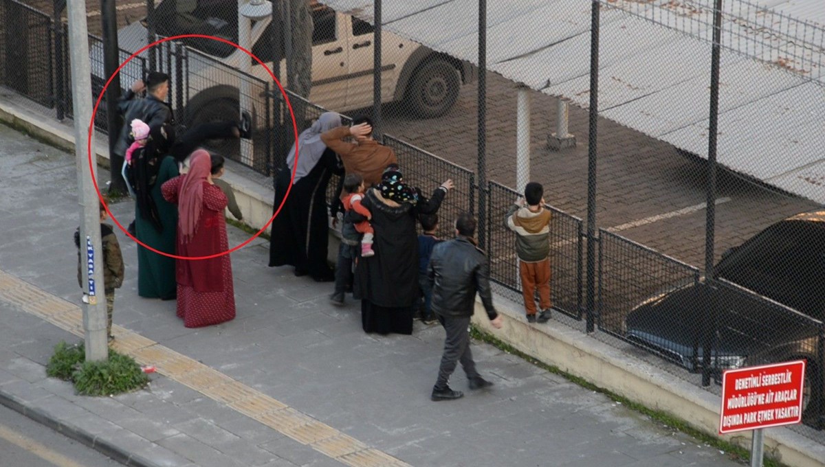 Yakınlarının tutuklandığını öğrenen aile fertleri adliye tellerini tekmeledi