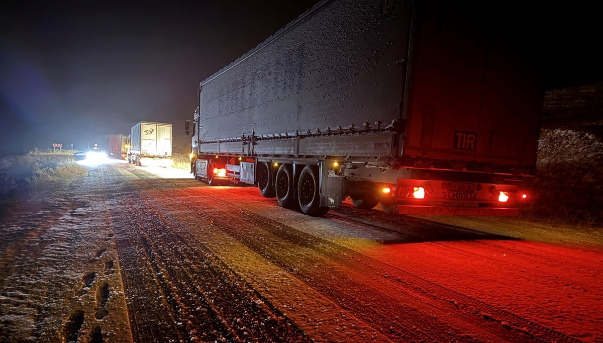 Ardahan'da kar ve buzlanma nedeniyle TIR'lar yolda kaldı