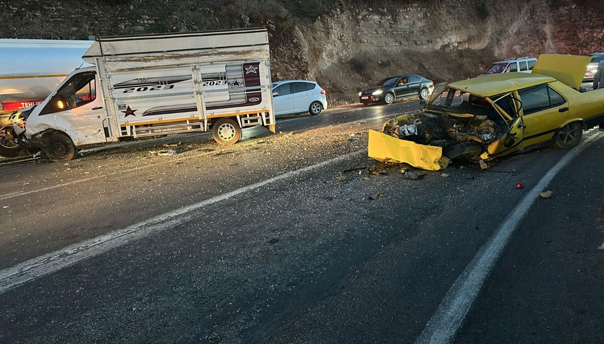 Gaziantep’te trafik kazası: Otomobil ile kamyonet çarpıştı, 2 kişi yaralandı