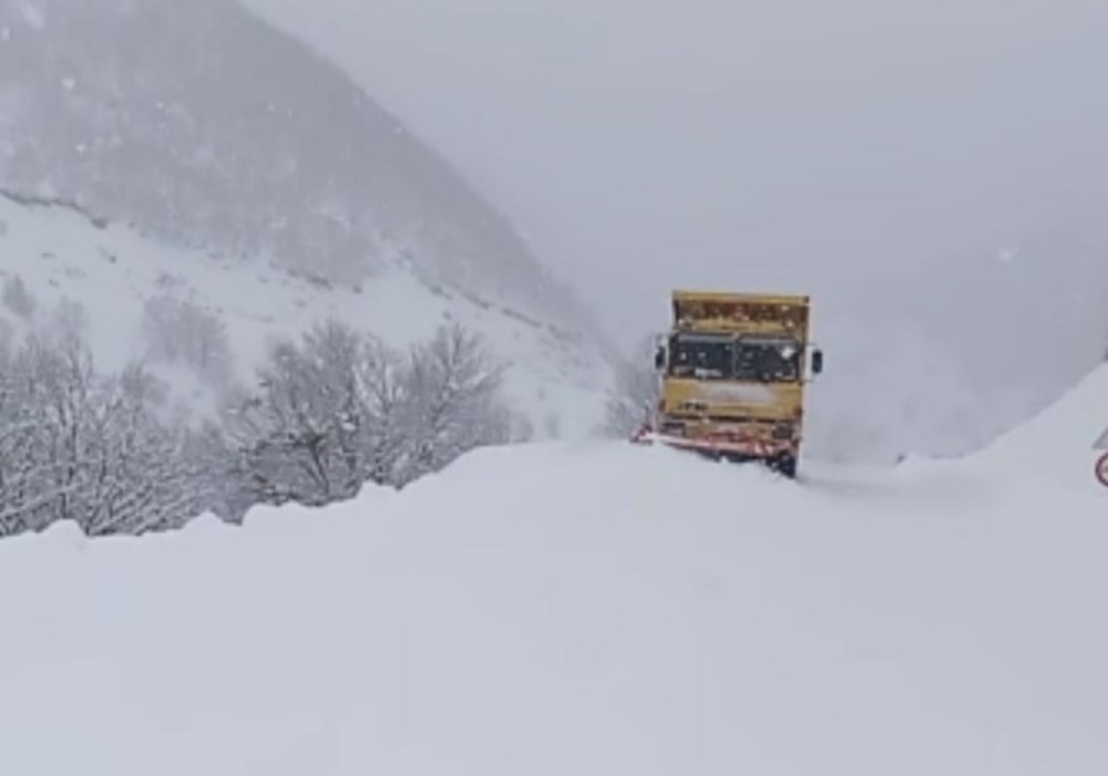 Doğu’da kar esareti: 1070 köy yolu ulaşıma kapandı - 2
