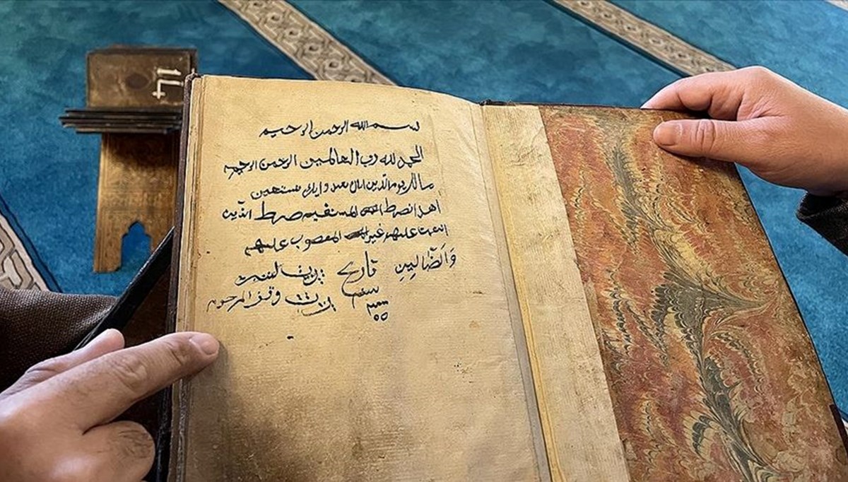 Konya'daki tarihi camide 450 yıllık el yazması Kur'an-ı Kerim bulundu