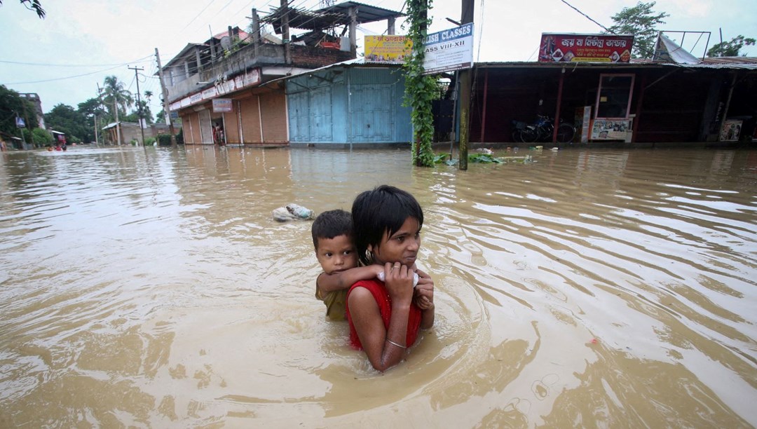 Дождь в индии. Бангладеш наводнение. Рикша бангладеш. Бангладеш. Bangladesh is often under from flooding.