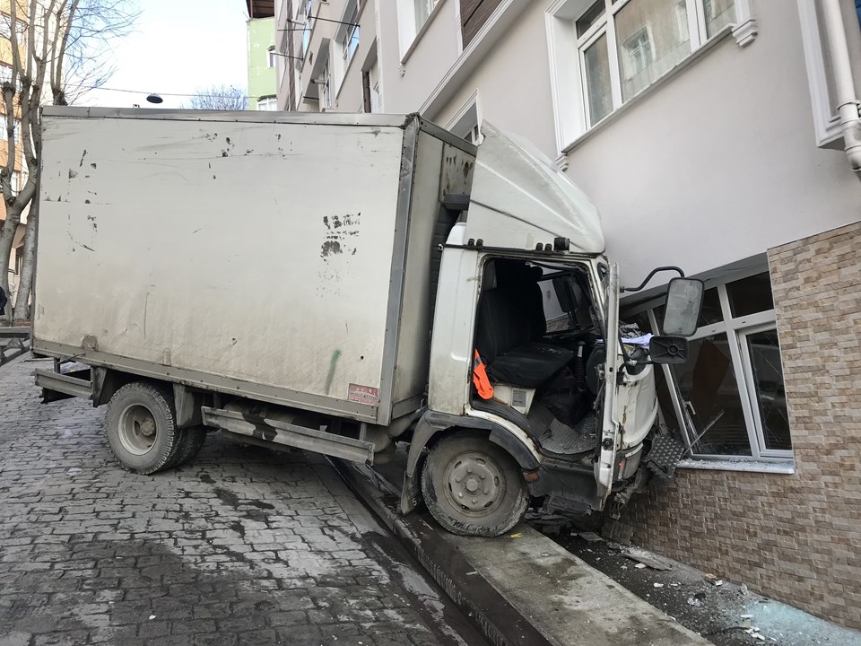 Beyoğlu'da kamyonet apartmana çarptı - 1