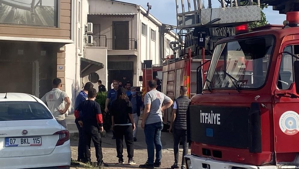 Antalya'da mobilya atölyesi yandı