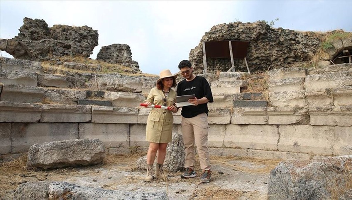 Hatay'da Epiphaneia Antik Kenti'ndeki çalışmalar meclis binasında yoğunlaştı Hatay'da Epiphaneia Antik Kenti'ndeki çalışmalar meclis binasında yoğunlaştı