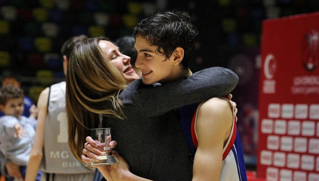 Demet Şener oğlunun basketboldaki başarısını kutladı: Seninle gurur  duyuyorum! - Son Dakika Magazin Haberleri | N-Life