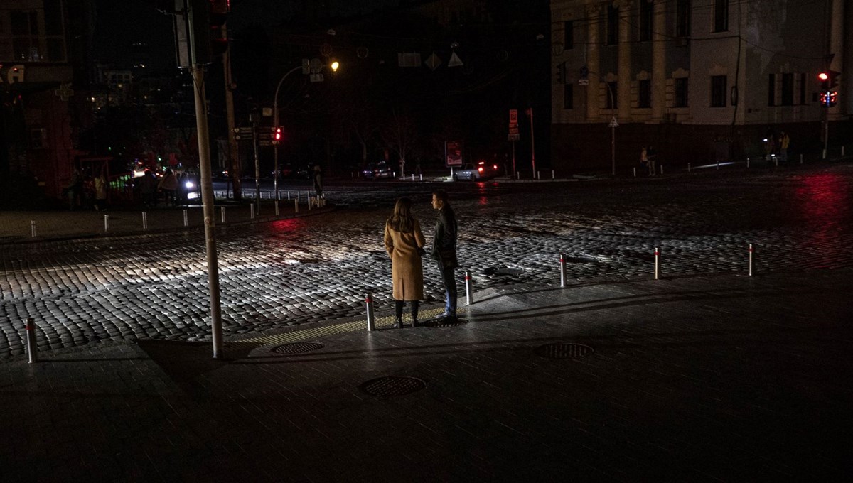 Rus saldırıları sonrası Kiev karanlığa gömüldü