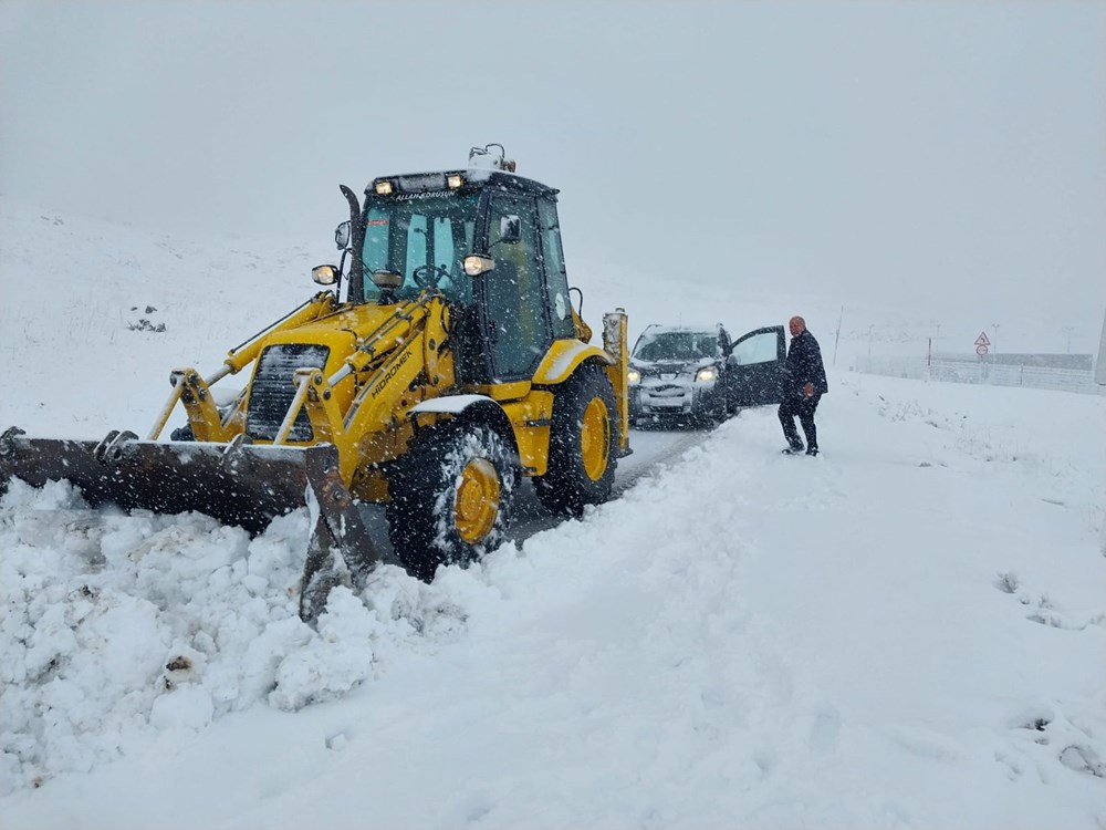 Fırtına ve kar yurdu esir aldı | 9 kişi yaşamını yitirdi, 261 yerleşim yerine ulaşım sağlanamıyor - 10