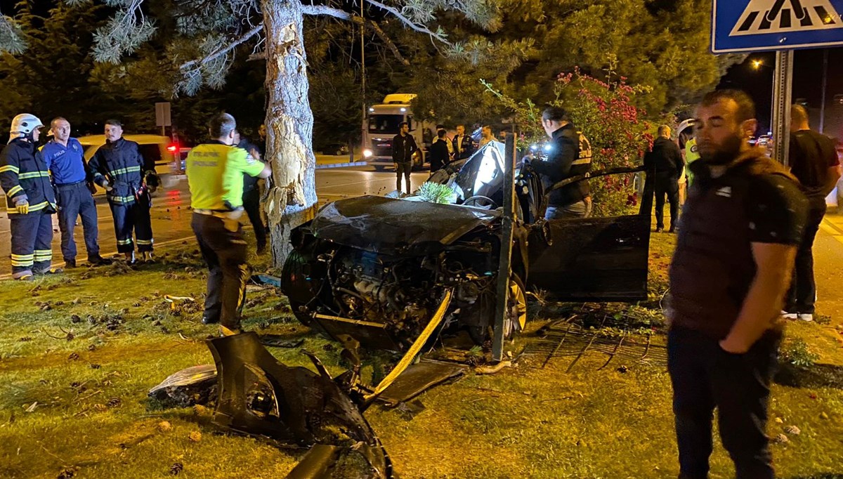 Otomobil refüjdeki ağaca çarptı: Astsubay öldü, eşi ağır yaralı