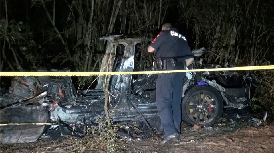 Sürücüsüz Tesla kaza yapıp yandı: 2 kişi hayatını kaybetti - 3