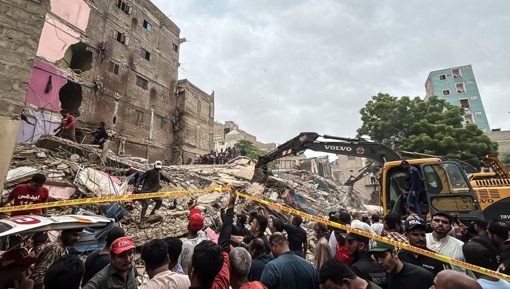 Pakistan'da bina çöktü: Beş ölü