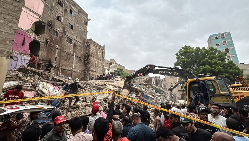 Pakistan’da 5 katlı bina çöktü: Beş kişi hayatını kaybetti