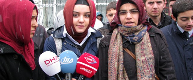 Öğrencilerden �imam ya da ev hanımı� eylemi NTV