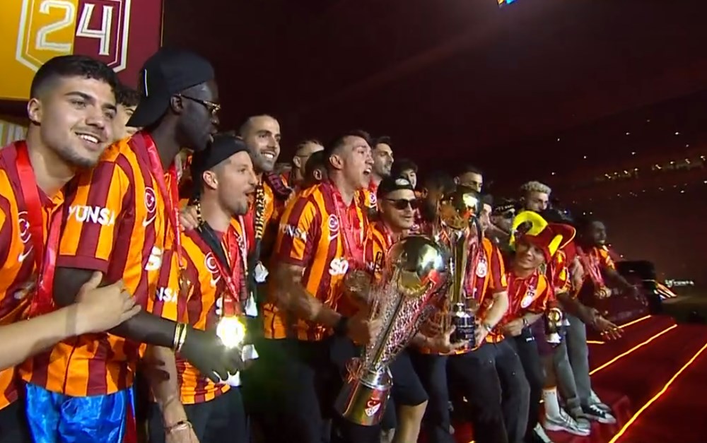 Şampiyon Galatasaray kupasını kaldırdı - 19