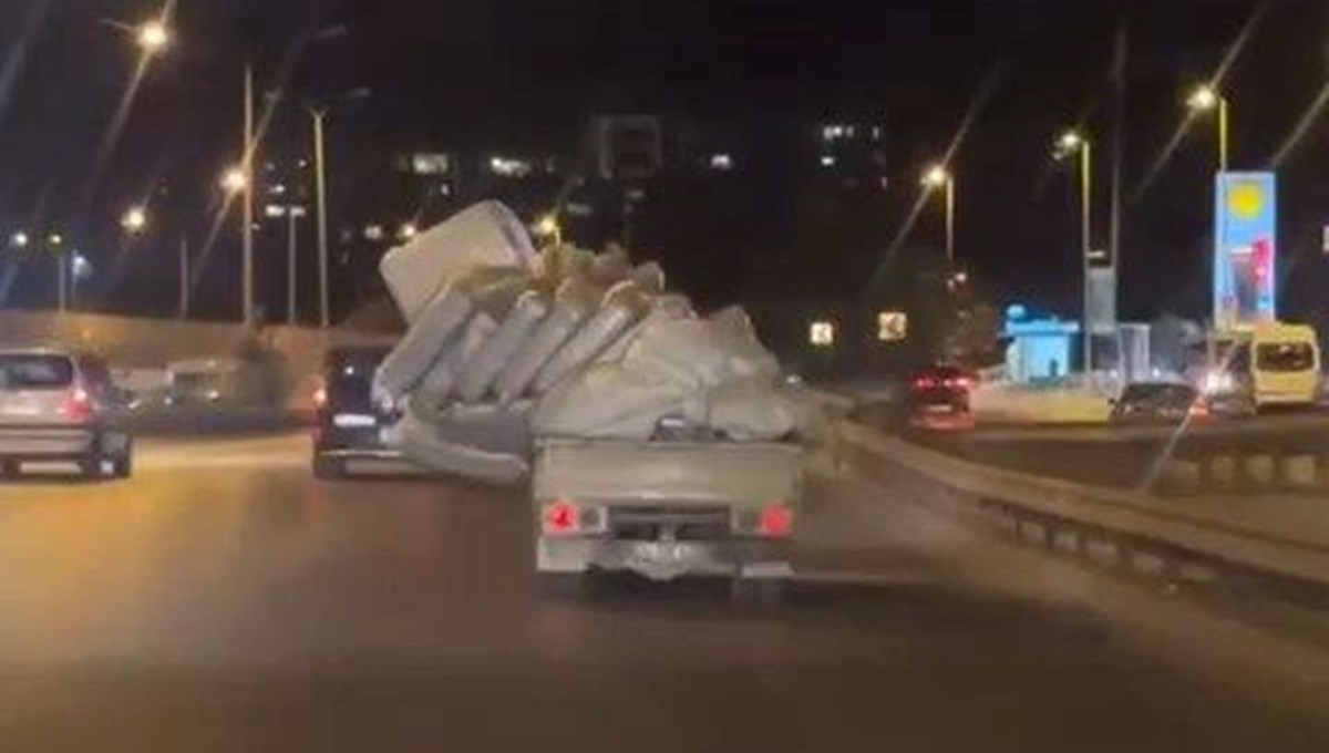 Yatak yüklü kamyonet trafiği tehlikeye attı