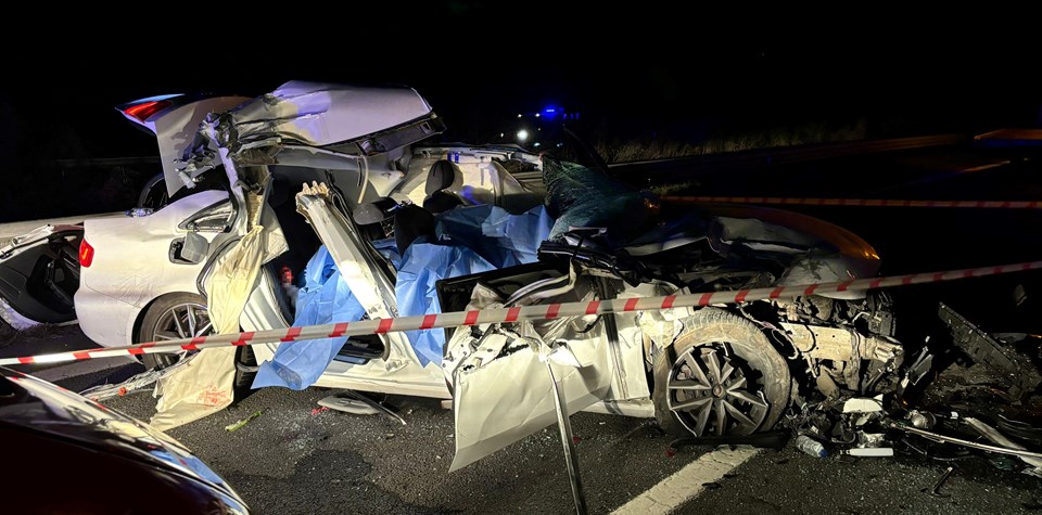 TEM'de feci kaza: TIR'a çarpan otomobilde 2 kişi hayatını kaybetti - 1