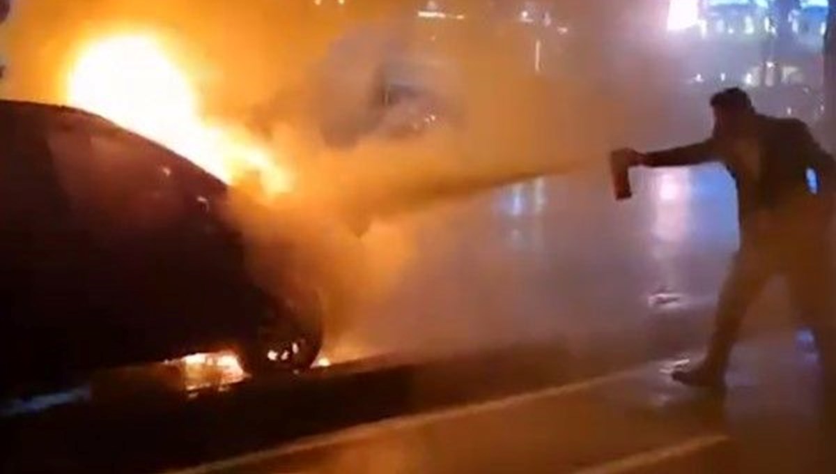 Beylikdüzü’nde park halindeki araç alev aldı Beylikdüzü’nde park halindeki araç alev aldı