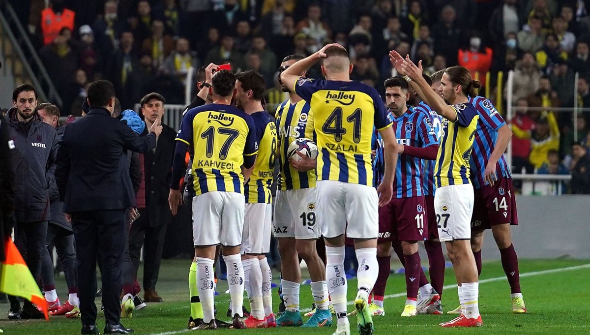 Fenerbahçe- Trabzonspor maçını izlerken 'kırmızı kart' nedeniyle kalbine yenik düştü