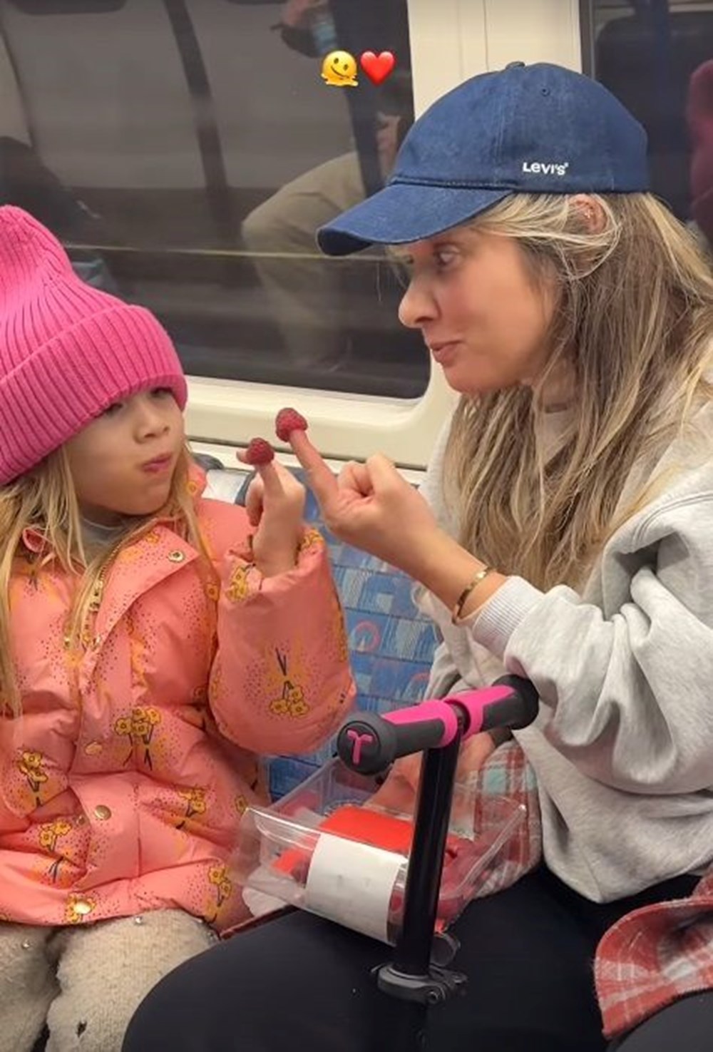 Şarkıcı Edis kar nedeniyle metroya bindi (Toplu taşıma kullanan ünlüler) - 5