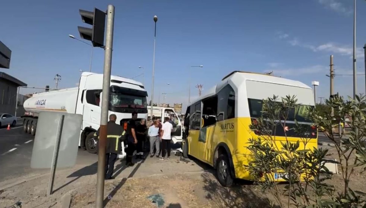 Mardin’de tanker minibüse çarptı Mardin’de tanker minibüse çarptı