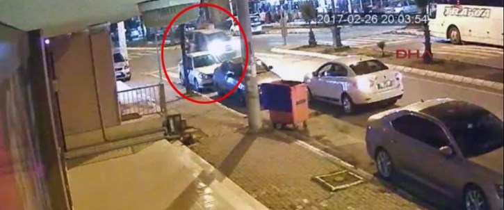 Altı aylık bebeğiyle arabadan atlayan anne öldü NTV