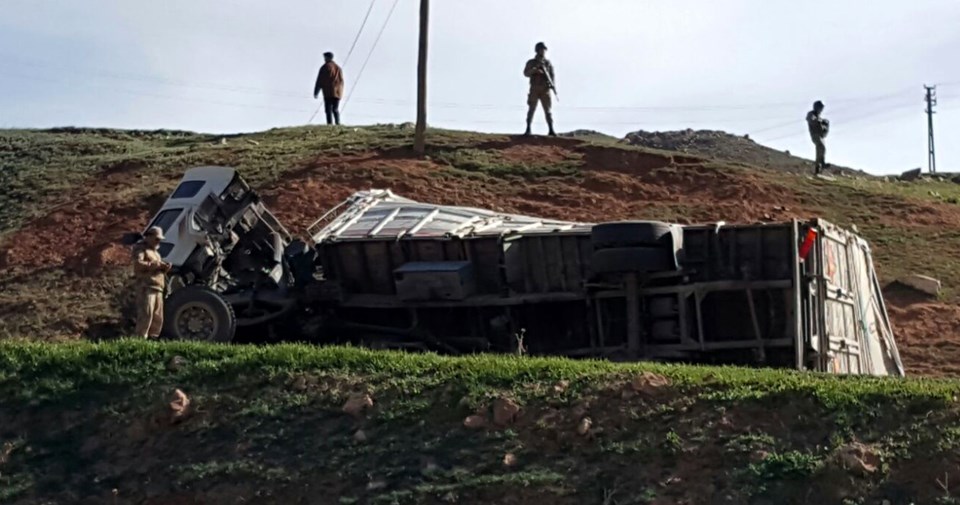 Kaçak göçmenleri taşıyan kamyon devrildi: 1 ölü, 30 yaralı - 2